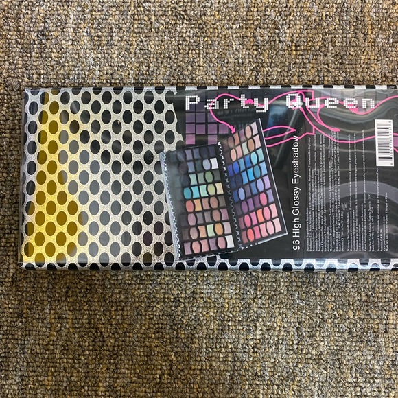 Eyeshadow pallet - Picture 3 of 8